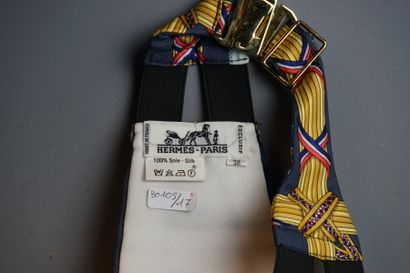 HERMES. Ceinture de smoking en soie imprimée...