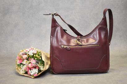 HERMES. Sac Trim en veau box rouge, fermeture...