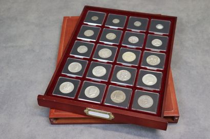 Coffret de dollars comprenant: 4 pièces one...