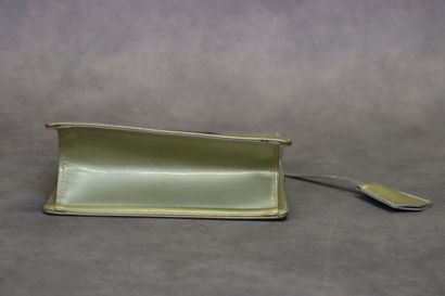 LOUIS VUITTON. Petit sac à main en cuir vernis,...