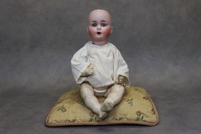 Un bébé avec tête en biscuit et corps en...