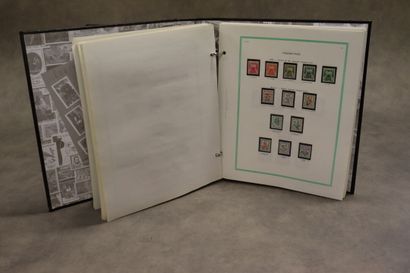 Réunion de cinq albums de timbres France...