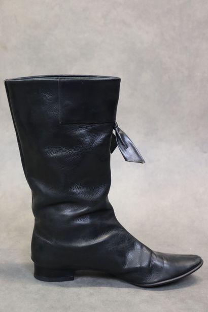 Christian DIOR. Paire de bottes en cuir noir,...