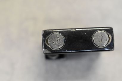 CARTIER. Un briquet art déco en métal et...