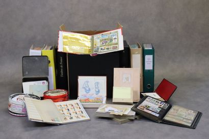 Réunion de divers albums de timbres étrangers,...
