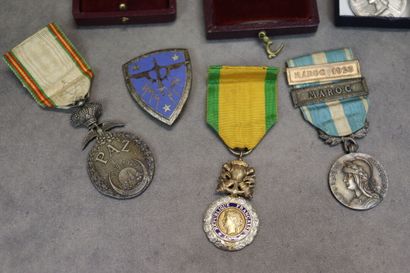 Réunion de huit médailles militaires, France...