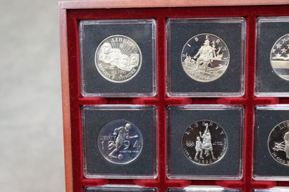 Un coffret comprenant 14 pièces half dollar...