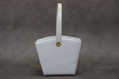 ESCADA. Sac à main en cuir blanc, bijouterie...