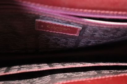 CARTIER. Petit sac bandoulière en cuir grainé...