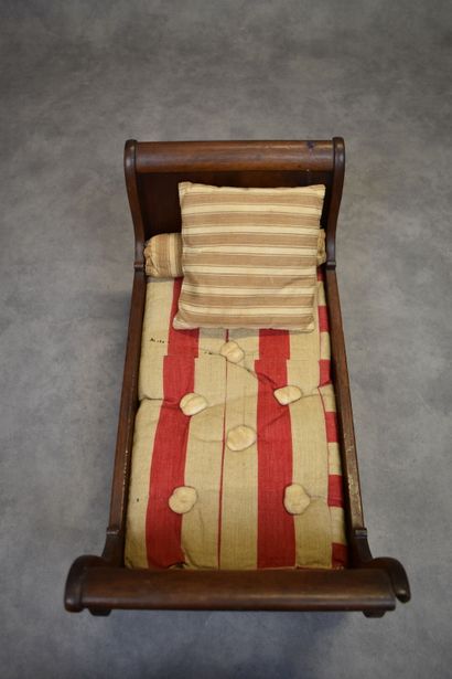 Lit de poupée en bois sculpté avec matelas...