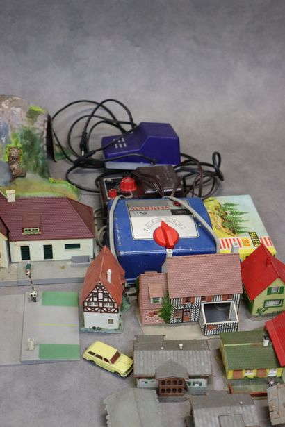 Réunion de quelques petits trains et accessoires....