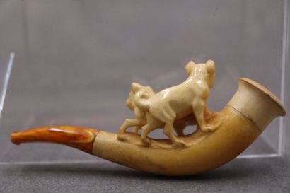 Réunion de deux pipes en écume de mer figurant...