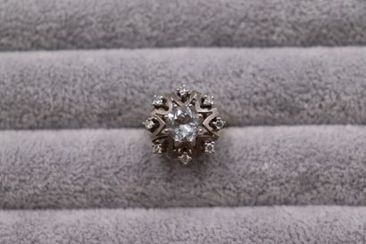Une bague or gris 585/°° entourage pierres...