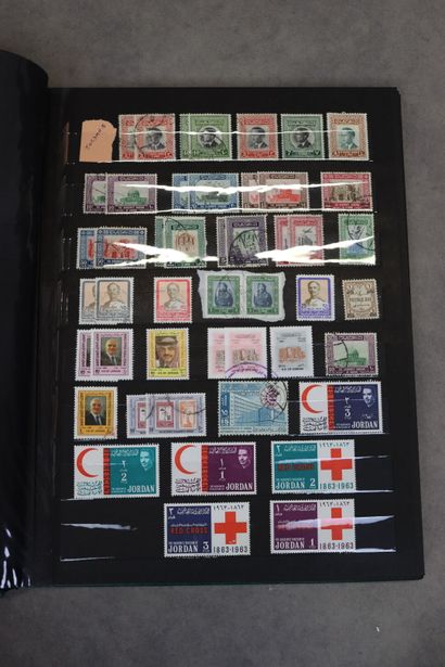 Réunion de trois classeurs de timbres neufs...