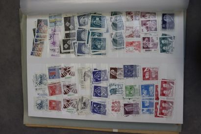 Réunion de 9 albums de timbres tous pays....