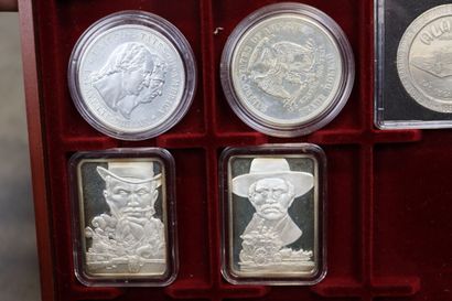 Coffret comprenant 12 monnaies et deux médailles,...