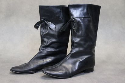 Christian DIOR. Paire de bottes en cuir noir,...