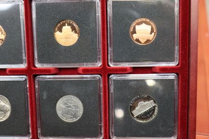 Coffret comprenant 20 pièces dont: 12 one...