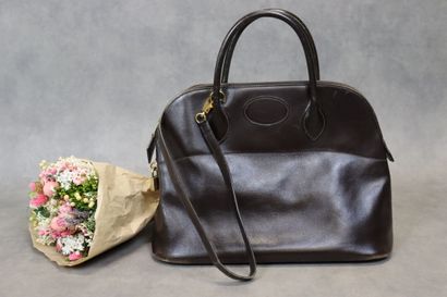 HERMES. Sac bolide en veau box marron et...