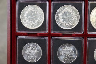 Un coffret comprenant 22 pièces France, francs...