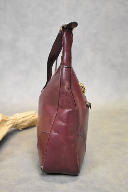 HERMES. Sac Trim en veau box rouge, fermeture...