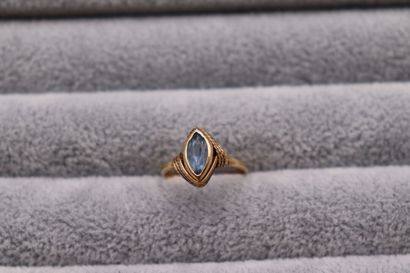 Une bague or jaune 750/°° avec un spinelle...