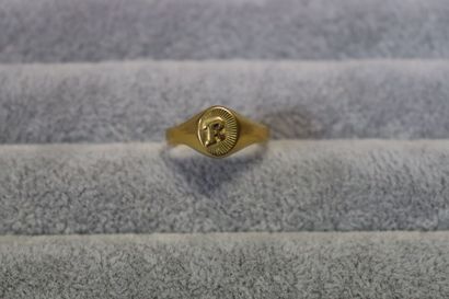 Une chevalière en or jaune 750, gravée de...