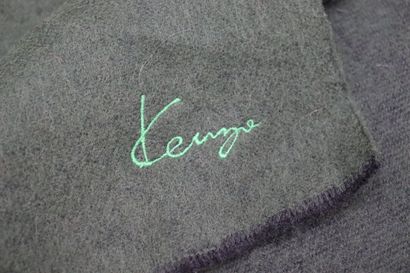 KENZO. Écharpe en laine à fond vert. Dimensions:...