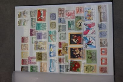 Réunion de 7 albums de timbres comprenant:...