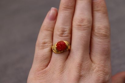 Une bague or jaune 750/°° avec au centre...