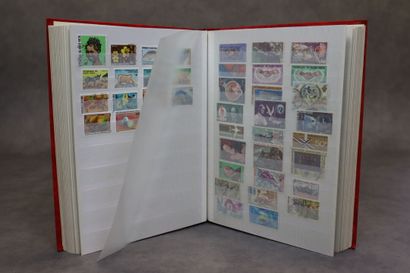 Un classeur de 64 pages comprenant des timbres...