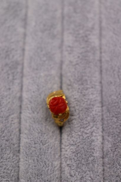 Une bague or jaune 750/°° avec au centre...