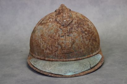Casque Adrian figurant l'insigne du génie...