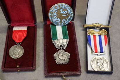 Réunion de huit médailles militaires, France...