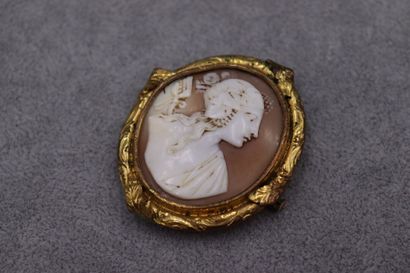 Une broche camée buste de femme de profil...