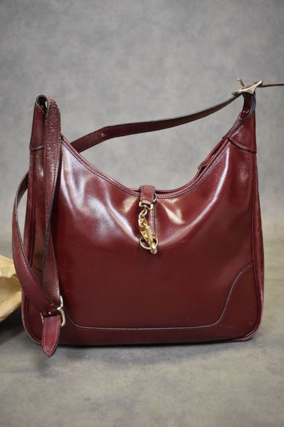HERMES. Sac Trim en veau box rouge, fermeture...