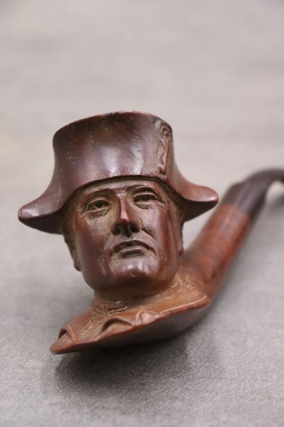Importante pipe en bois. Longueur: 16cm.
