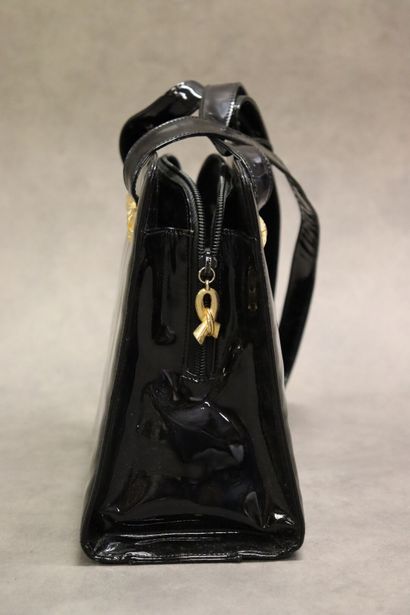 ESCADA. Sac à main en vinyle noir avec bijouterie...