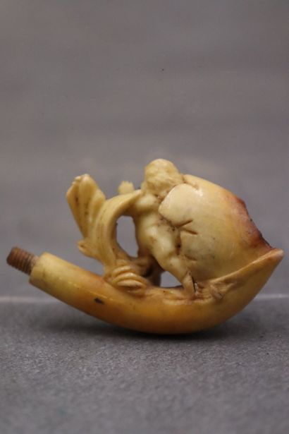 Réunion de d'une pipe et un foyer en écume...