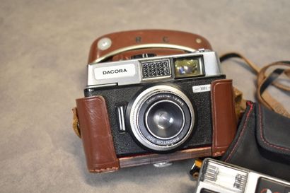 Réunion de deux appareils photos Dacora et...