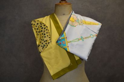 CARTIER. Must. Réunion de deux foulards en...
