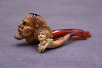 Réunion de deux pipes en écume de mer figurant...