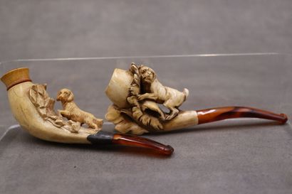 Réunion de deux pipes en écume de mer à décor...