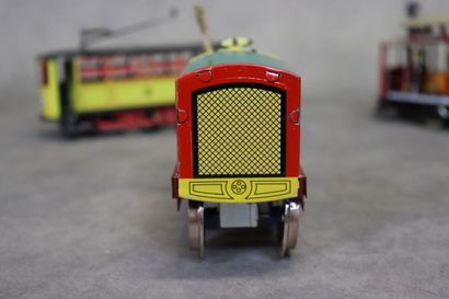Réunion de trois jouets mécaniques en tôle...