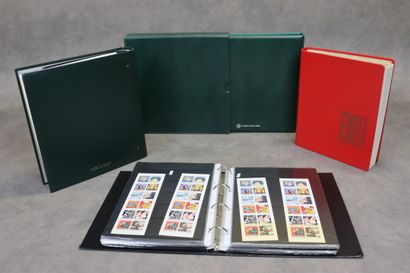Réunion de quatre albums de timbres, dont...