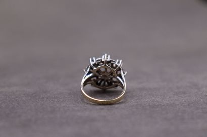 Une bague or gris 585/°° entourage pierres...