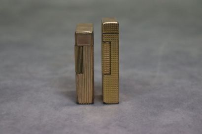 Réunion de deux briquets en métal doré, un...