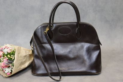 HERMES. Sac bolide en veau box marron et...