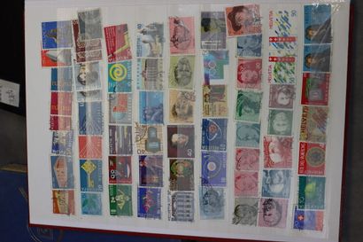 Réunion de 9 albums de timbres tous pays....