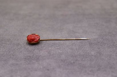 Epingle or rose 750/°° avec camée de corail.2.27...
